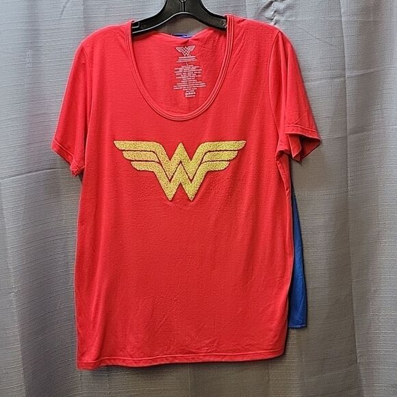 DC Comics Wonder Woman Textured Logo T-Shirt Detachable Cape Womens Large - Picture 1 of 4